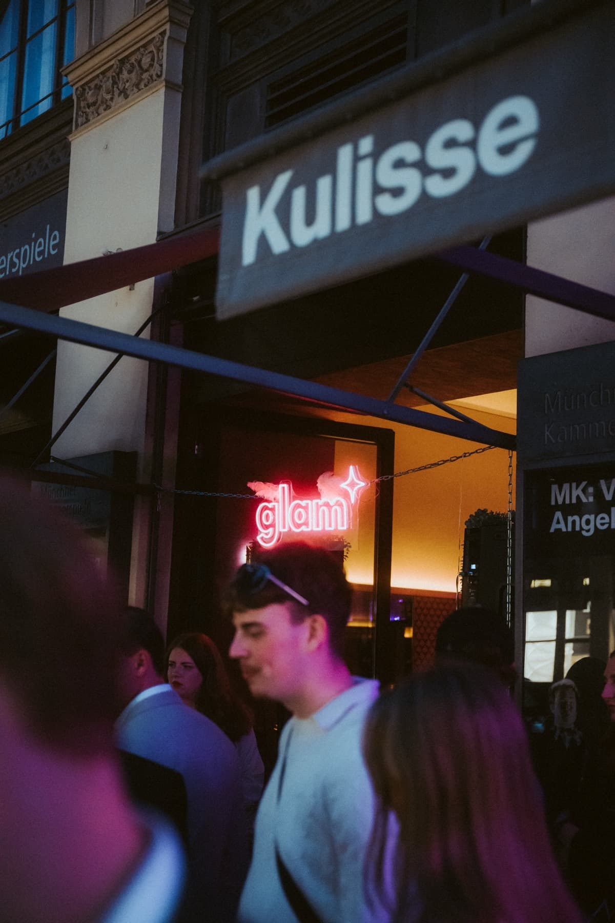 Guests outside the entrance of Kulisse during a glam MUNICH night